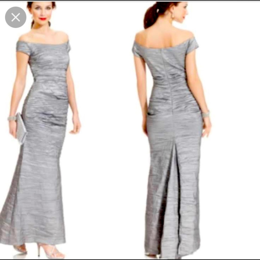Long off the shoulders gown. Taffeta material. Silver.